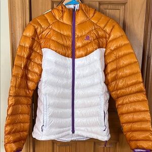 Women’s Salomon down puffer jacket. Large. Super lightweight and packable. Exc